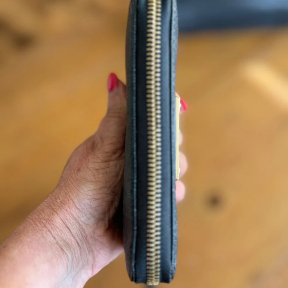 Michael Kors Wristlet Wallet Women. Great condition. Black with dark brown. - Picture 8 of 11